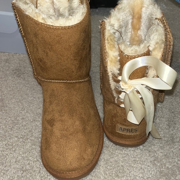 Fuzzy boots - Picture 2 of 3
